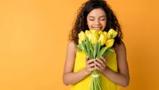 ¿Por qué regalan flores amarillas el 21 de septiembre? Origen y significado de esta tradición viral