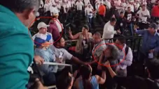 El comunicador recibió dos manotazos en la cara y un golpe con una silla metálica.