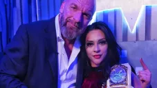 El emotivo momento de Triple H y Stephanie Vaquer tras conquistar el Campeonato Mundial Femenino