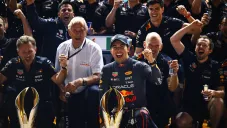 Verstappen le recuerda a periodista victoria de Checo Pérez en Singapur