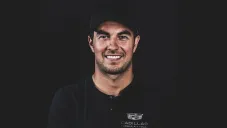 Checo Pérez ya visitó la fábrica de Cadillac