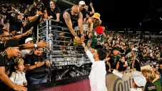 Carlos Vela reaccionó al tatuaje que un aficionado se hizo