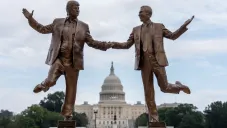 Las figuras tenían una altura de casi cuatro metros y eran sostenidas por una base.