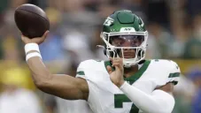 Justin Fields regresa a la titularidad tras lesionarse