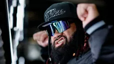 Jacob Fatu 'se olvida' de WWE y asiste al Raiders vs Bears de NFL