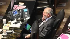 Adán Augusto López es captado viendo la Champions League en plena sesión del Senado