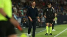 Periodista kazajo le regala pez a Xabi Alonso durante conferencia de prensa