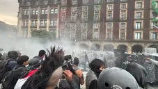 Enfrentamiento en el Zócalo tras marcha del 2 de octubre deja policías heridos