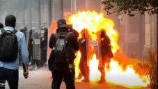 Piedras, fuego, golpes y petardos, tuvieron que aguantar los uniformados.