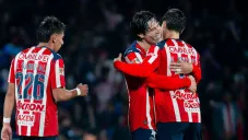 Chivas vence a los Pumas en los últimos minutos del encuentro