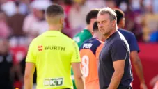 Fans del Sevilla pidieron autógrafos a Hansi Flick