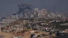 Acuerdan liberar rehenes y retirar tropas israelís de la zona del conflicto.