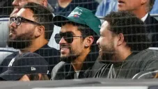 Bad Bunny atrapa una pelota durante juego de los Yankees