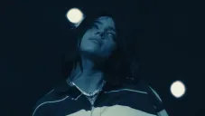 VIDEO: Billie Eilish es jalada por un fan en pleno concierto en Miami