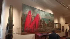 Activistas lanzan pintura roja al retrato de Cristóbal Colón en el Museo Naval de Madrid