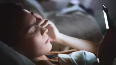 ¿Qué es el “vamping”? El hábito nocturno que afecta tu salud mental y tu sueño