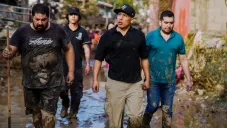 El creador de contenido llevó a los afectados agua, medicamentos y alimentos.