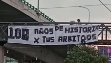 Afición de Cruz Azul cuelga intimidante manta contra América en puente a horas del Clásico Joven