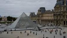 ¡Como de película! Roban joyas del Museo del Louvre, en París en 7 minutos