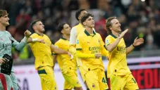 Milan arrebata el liderato