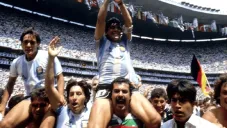 Cejas levantó en hombros a Maradona tras coronarse campeón mundial