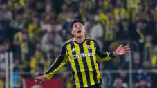 ¡Casi lo rompen! Edson Álvarez recibe fuerte plancha ante Stuttgart