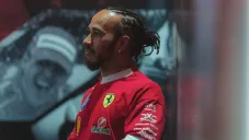 Lewis Hamilton se emociona con el homenaje a Roscoe