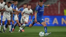 Universidad de Chile empata con Lanús gracias a un penal de Aránguiz en el 99’