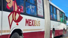 VIDEO: Hombre prende fuego a unidad del Mexibús en plena circulación en Ecatepec