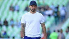 Mora llegó con una boina al banquillo del TSM