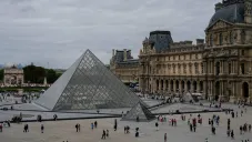 Caen presuntos ladrones implicados en el robo al Museo del Louvre