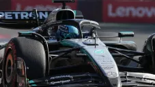 George Russell explota en la radio