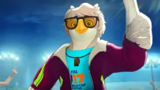 Bora Milutinovic, exentrenador de México, recibe homenaje con mascota del Mundial Sub-17