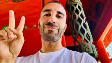 Enfrentar dos órdenes de aprehensión vigentes.