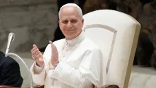 ¡Regalo de lujo! Bills le regalaron un jersey al Papa León