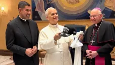 José H. Gómez con el Papa