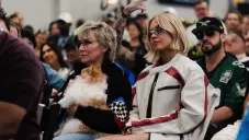 ¡Abanderada de lujo! Sydney Sweeney se roba los reflectores en Nascar Cup Series