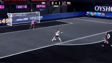 Confusión insólita y jugadora dispara contra su propia portera