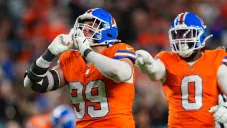 Broncos derrotan a los Raiders en un partido de defensivas