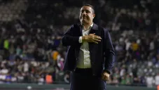 La afición reaccionó a la posible salida de Efraín Juárez