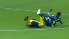 Allan Saint-Maximin se estrella con Luis Enrique Santanter en el Toluca vs América