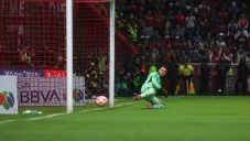 Ángel Malagón provoca duro golpe y penal