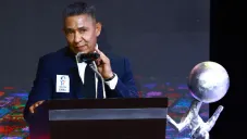 'Nacho' Ambriz rompe en llanto en discurso al ser investido al Salón de la Fama del Futbol Internacional