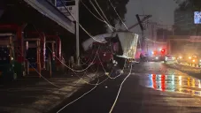 Tráiler choca contra poste de luz en Lomas Verdes; por poco se estampa en gasolinera