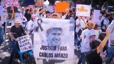Abuela de Carlos Manzo participa en marcha de Generación Z