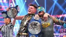 Dominik y Rey Mysterio festejando un campeonato en parejas