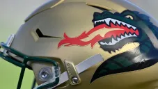 Dos jugadores de futbol americano colegial son apuñalados; compañero de equipo detenido