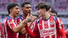 Amaury Vergara entregó regalo a Armando González por su título de goleo