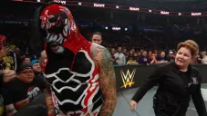 Penta salió acompañado por el cuerpo médico