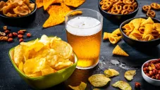 Proponen nuevo impuesto en CDMX para papitas, refrescos, alcohol, chocolates y más